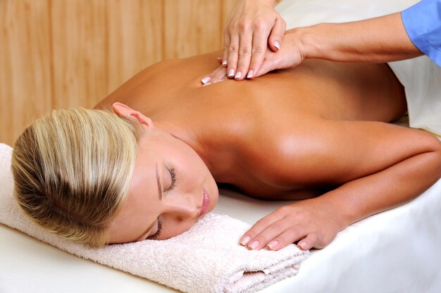 Massaggio rilassante per giovane donna nel salone di bellezza