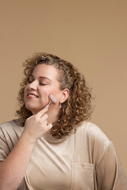 Massaggio viso donna sorridente di colpo medio