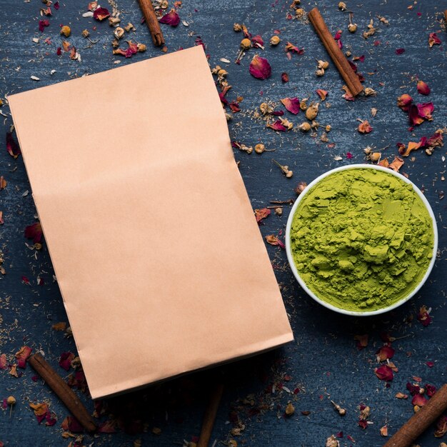 Matcha asiatico verde del tè di vista superiore sulla tavola