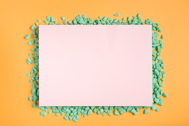 Foto gratuito materiale illustrativo di carta artistico e colorato sul tavolo