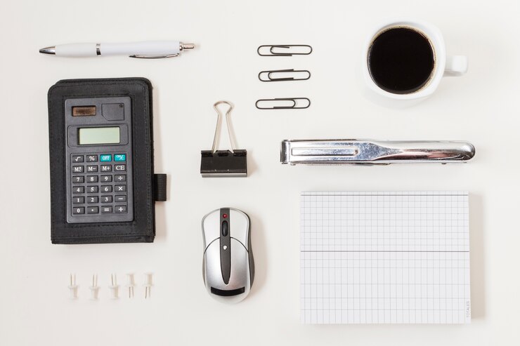 Foto gratuito materiale per ufficio su un tavolo