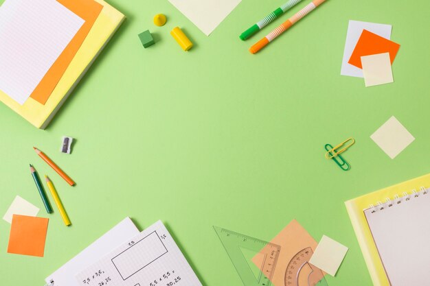 Materiale scolastico natura morta sopra vista