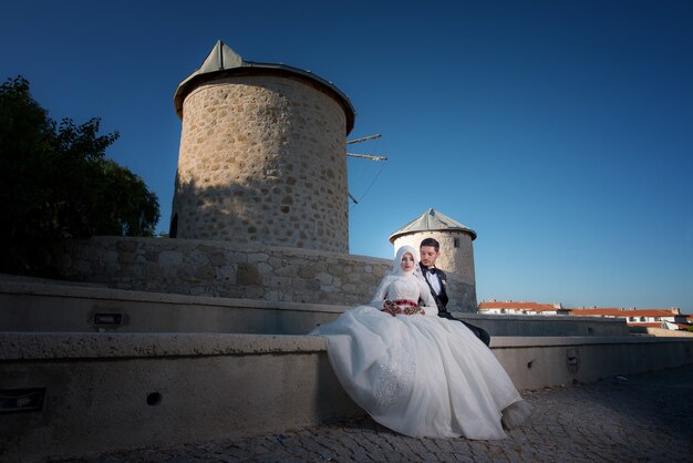 Matrimonio giovane sposa e sposo musulmano