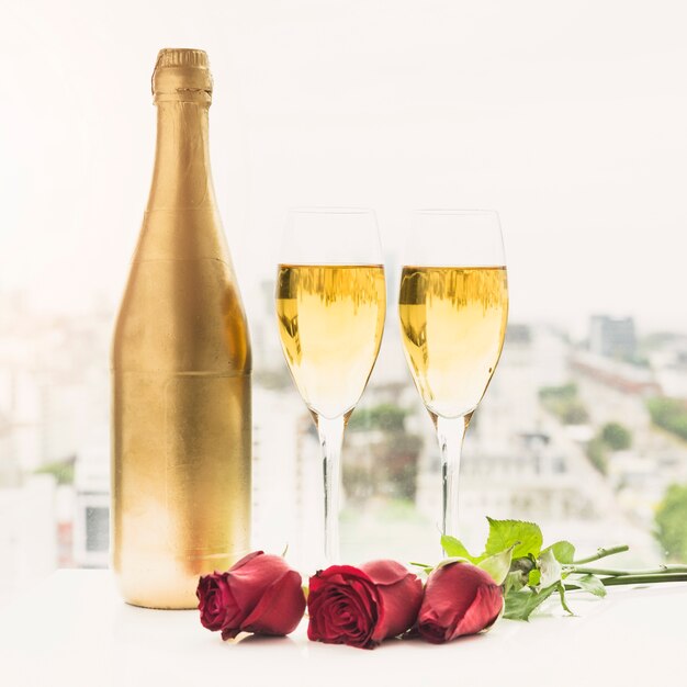 Matrimonio natura morta con champagne