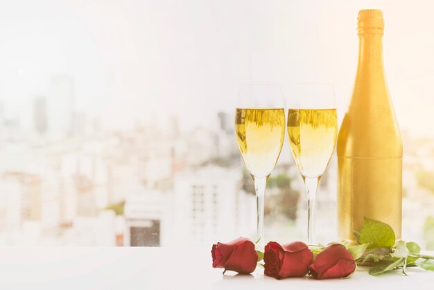 Matrimonio natura morta con champagne