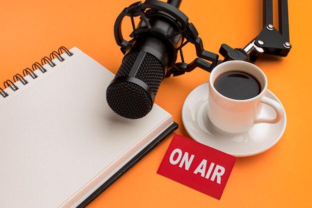 Mattina ad alta vista in streaming radio e caffè