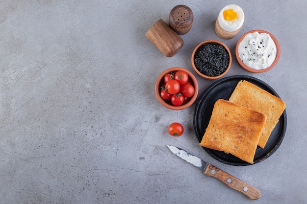 Mattina colazione posta su uno sfondo di marmo.