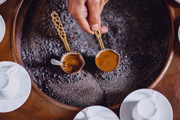 mattina con la preparazione del caffè turco