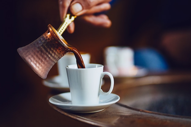 mattina con la preparazione del caffè turco