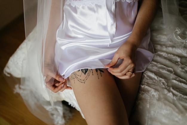 Mattina della sposa quando indossa un bellissimo vestito