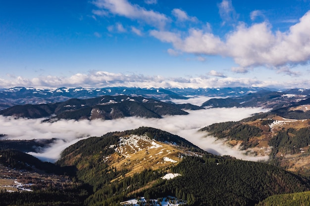 Mattina in montagna. Ucraina dei Carpazi, vista aerea.