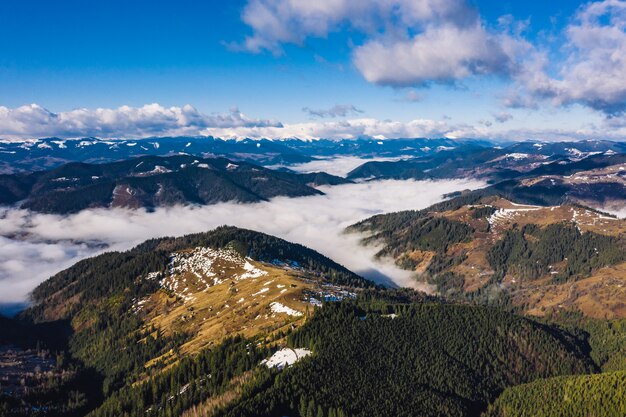 Mattina in montagna. Ucraina dei Carpazi, vista aerea.