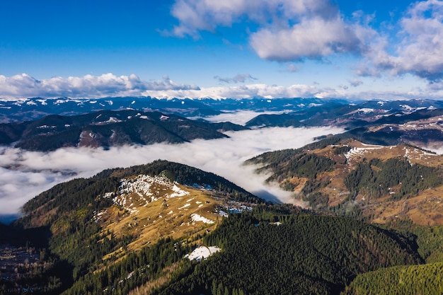 Mattina in montagna. Ucraina dei Carpazi, vista aerea.