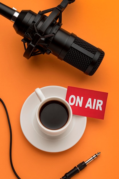 Mattina in onda in streaming radio e caffè e microfono