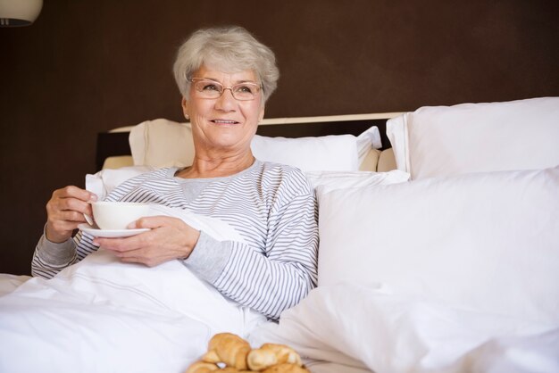 Mattina perfetta con una tazza di caffè nel mio letto