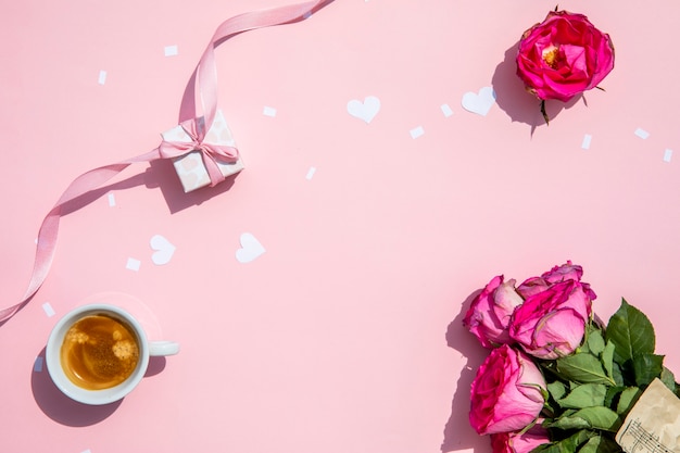 Mattina tazza di caffè con rose