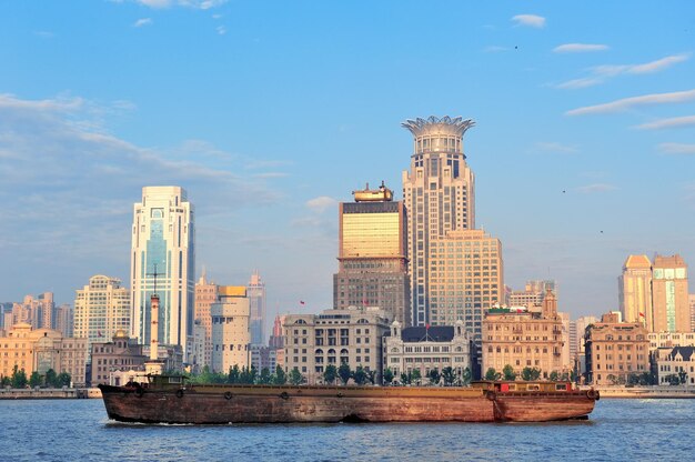 Mattinata di Shanghai con la barca