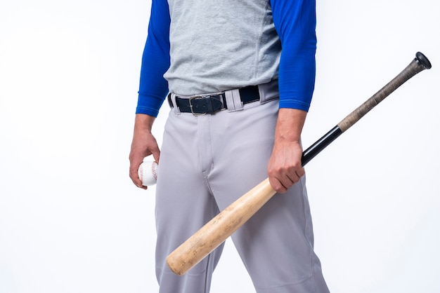 Mazza e palla della tenuta del giocatore di baseball