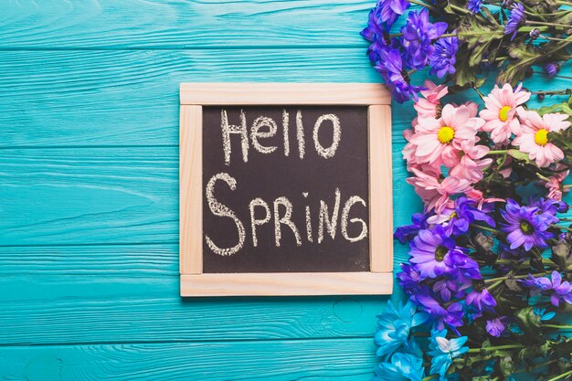 Mazzi vicino a Hello spring writing