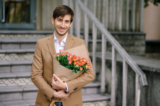 Mazzo bello della tenuta dell'uomo dei sorrisi delle rose che mostrano i denti