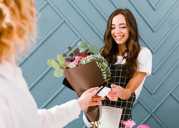 Mazzo d'acquisto della donna del primo piano dei fiori