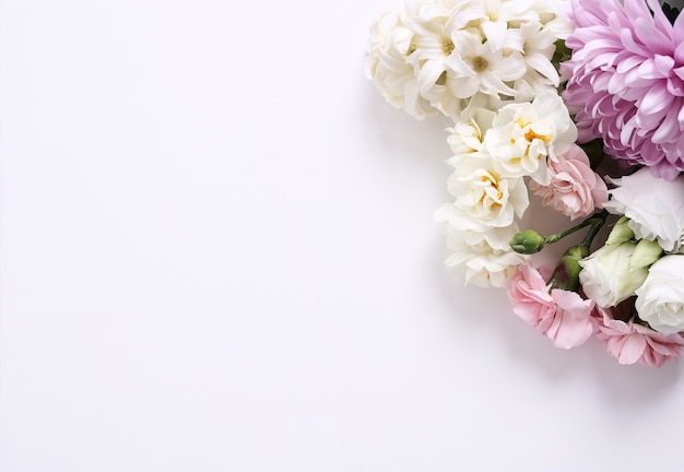 Mazzo dei fiori su fondo bianco