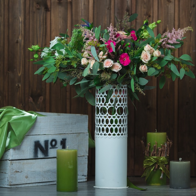 Mazzo del fiore dentro il vaso decorativo bianco.