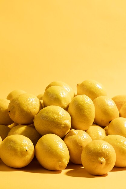 Mazzo del primo piano di limoni organici