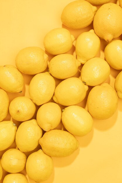 Mazzo del primo piano di limoni organici