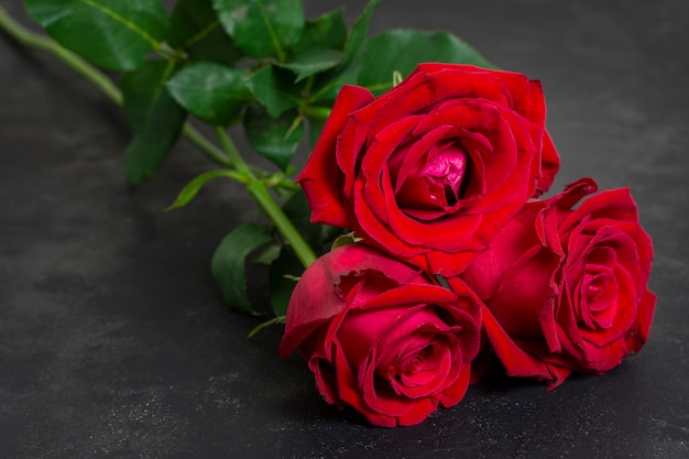 Mazzo del primo piano di rose rosse graziose