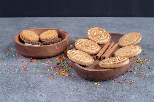 Mazzo di cracker dolci su piatti di legno