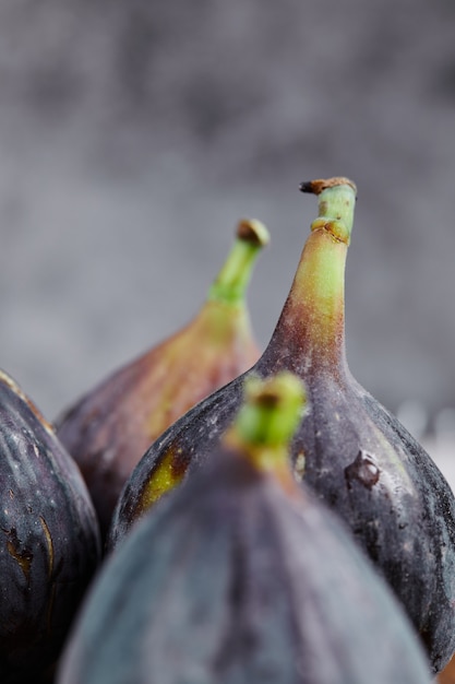 Mazzo di fichi maturi su marmo.