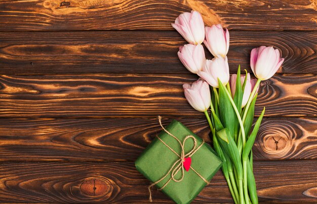 Mazzo di fiori e confezione regalo sul tavolo