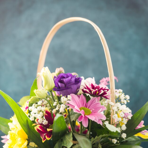 Mazzo di fiori freschi posto nel cestino di vimini