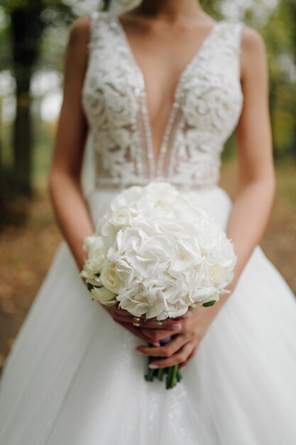 Mazzo di fiori nelle mani della sposa