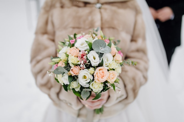 Mazzo di fiori nelle mani della sposa