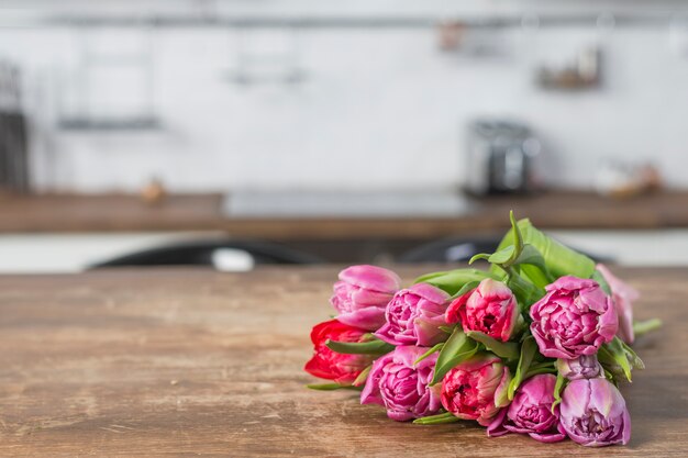 Mazzo di fiori sul tavolo in cucina