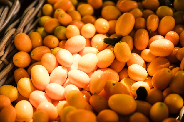 Mazzo di frutta fresca di kumquat nel mercato di alimenti biologici