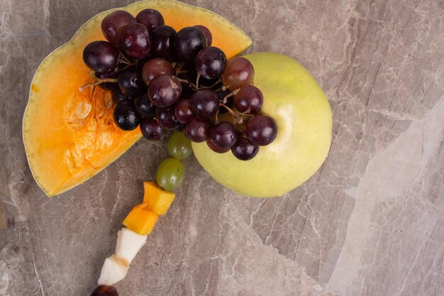 Mazzo di frutta fresca sul tavolo di marmo.