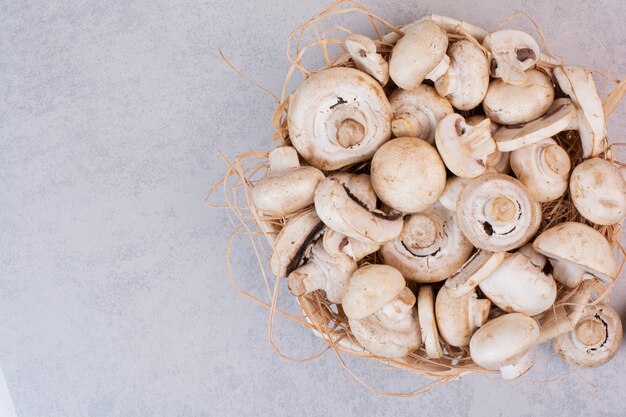 Mazzo di funghi freschi nel cestino di legno