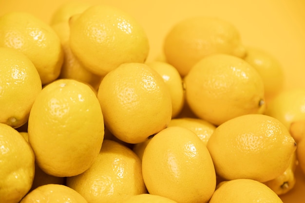 Mazzo di limoni organici con il primo piano