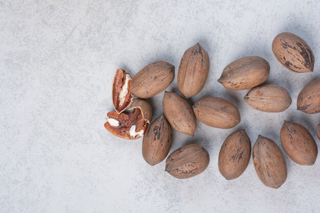 Mazzo di noci e noccioli sulla superficie blu