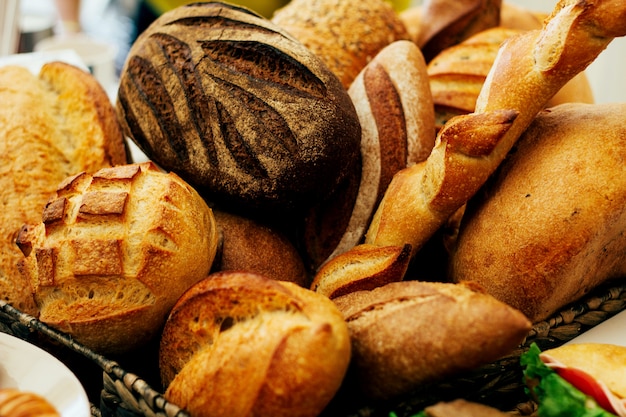 Mazzo di pagnotte di pane sul tavolo