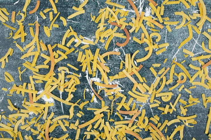 Foto gratuito mazzo di pasta cruda su sfondo blu. foto di alta qualità