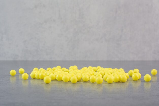 Mazzo di pillole gialle sul tavolo di marmo.