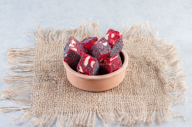 Mazzo di polpe di frutta rossa secca con noci in ciotola di ceramica.