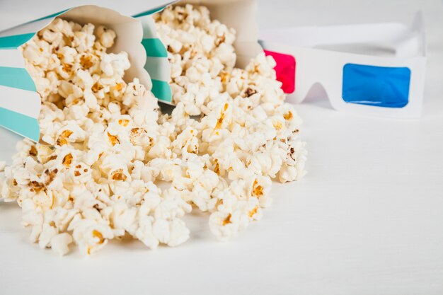 Mazzo di popcorn e occhiali 3D