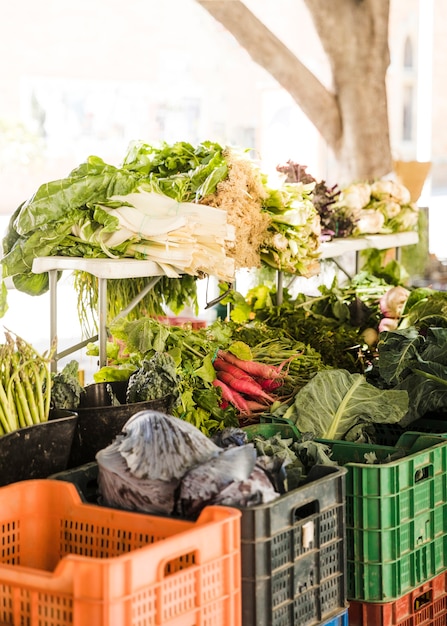 Mazzo di verdure biologiche in vendita sulla bancarella del mercato