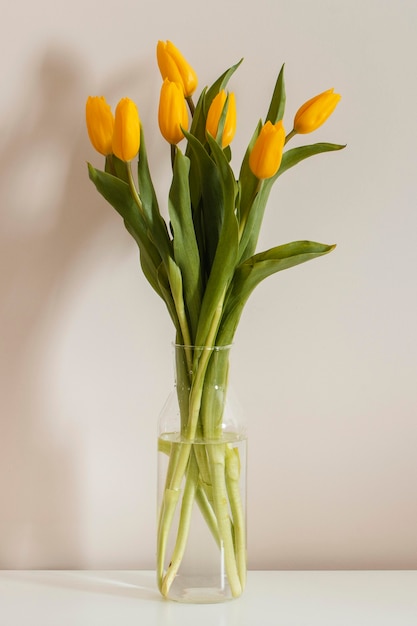 Mazzo di vista frontale dei tulipani in un vaso