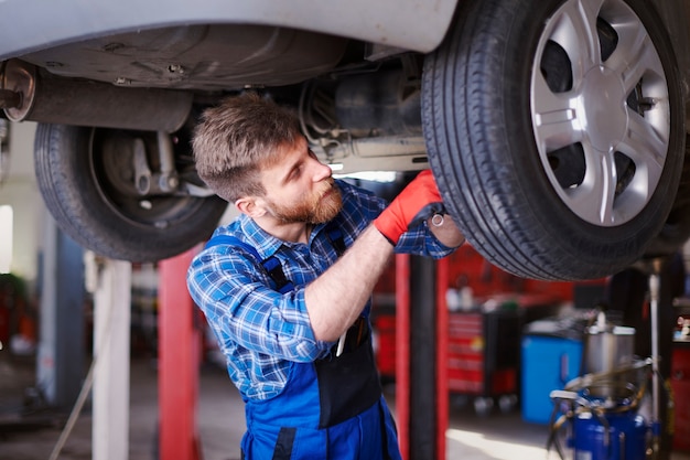 Meccanici che riparano un'auto in officina